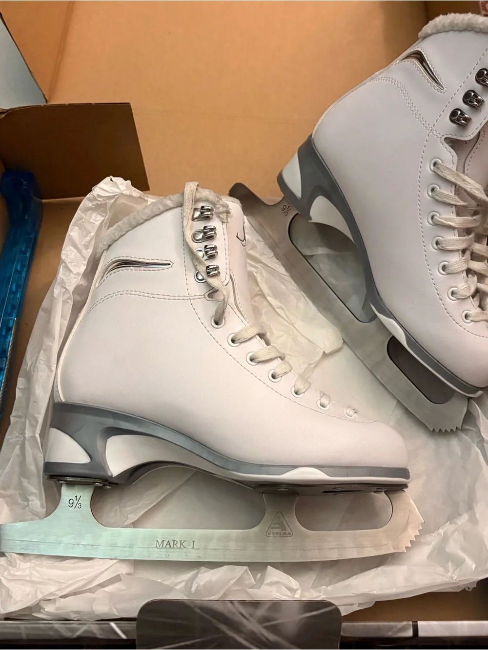 Size 5 Gently Used Jackson Soft Skate Figure Skates and Blade Guards